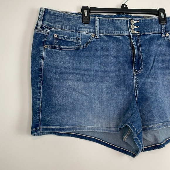 Torrid 3.5 Inch Jegging Super Soft High Rise Jean Shorts. Plus Size 28. NWT. - Picture 4 of 16